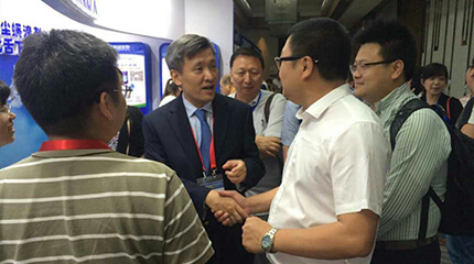 2016年9月全国变态反应会张罗来到pa视讯展台与总监握手